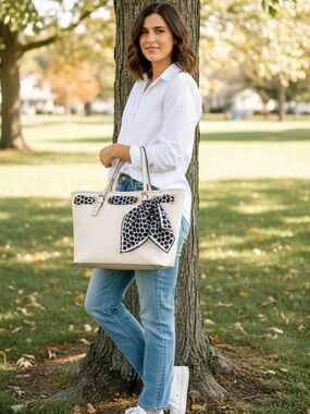 Michael KORS White Tote Bag with Navy Accents